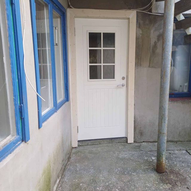 Hvit dør i første etasje