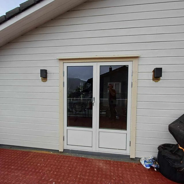 Montert dør til en terrasse