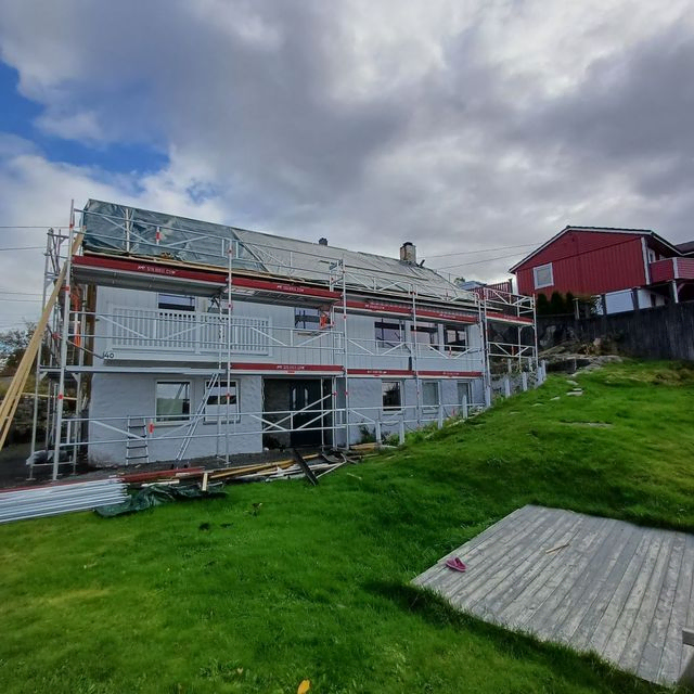 Stillaser rundt et hus