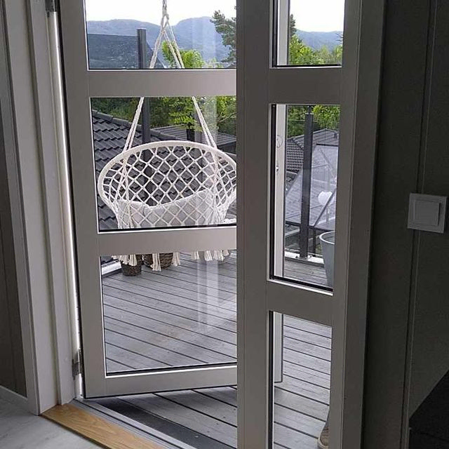 Nymontert dør